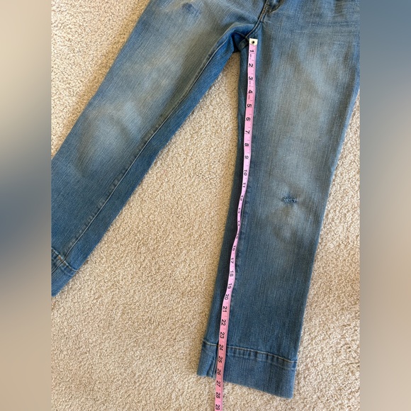 BEBE Women Mid RISE STRAIGHT LEG DISTRESSED CROP DENIM JEANS CAPRI 28 Light Wash - Picture 5 of 10